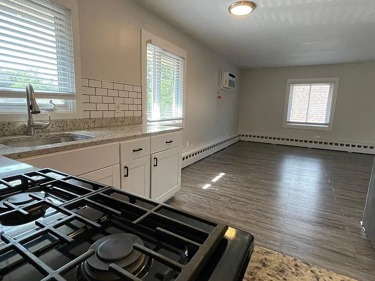 689 Lowry Ave NE #7 — Photo 22