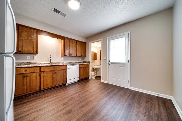 1184 Meadowview Dr — Photo 7
