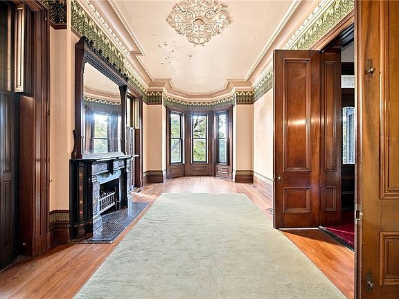 12th image of 904 Juliana St