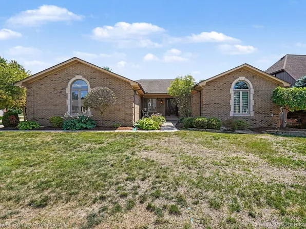 2664 Woodford Dr, Sterling Heights, MI 48310