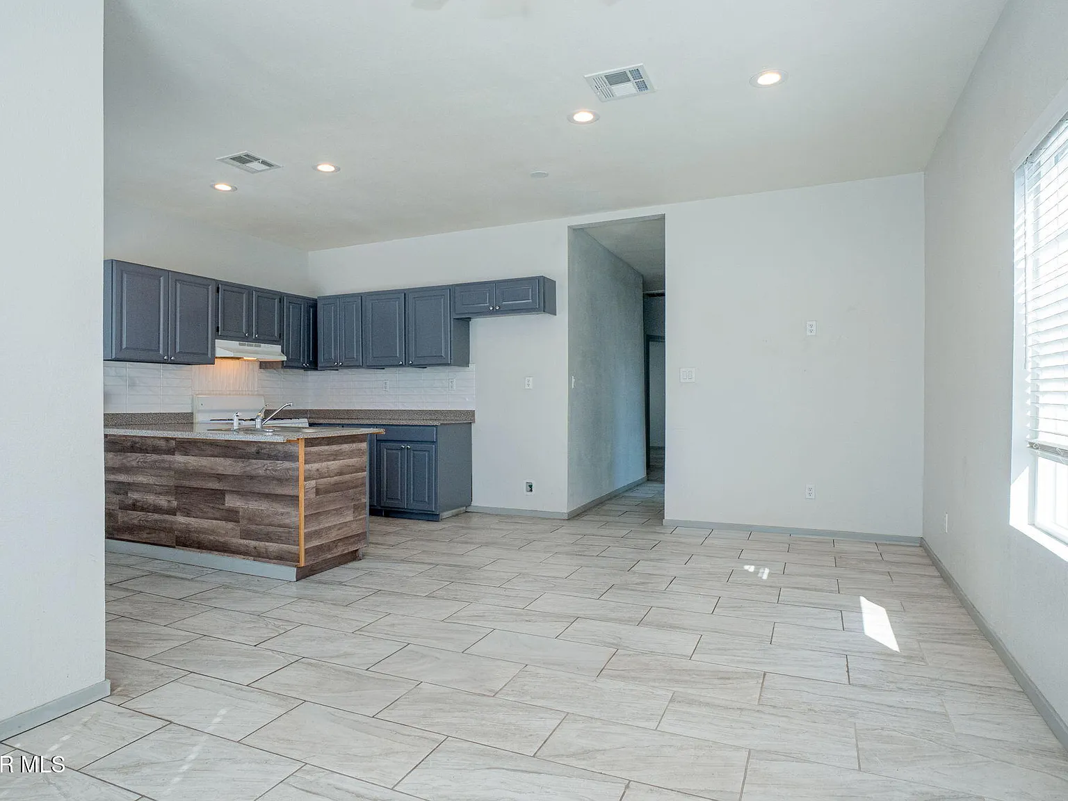 3 bed, 1.0 bath, 1276 sqft, $1,550 — Photo 3