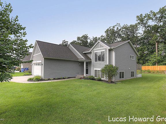 3rd image of 2591 Stockwood Dr NE