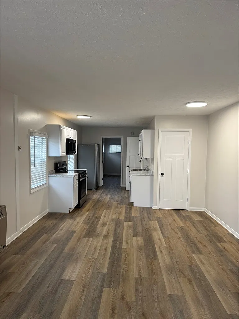 1 bed, 1.0 bath, 4306 sqft, $1,195 — Photo 3