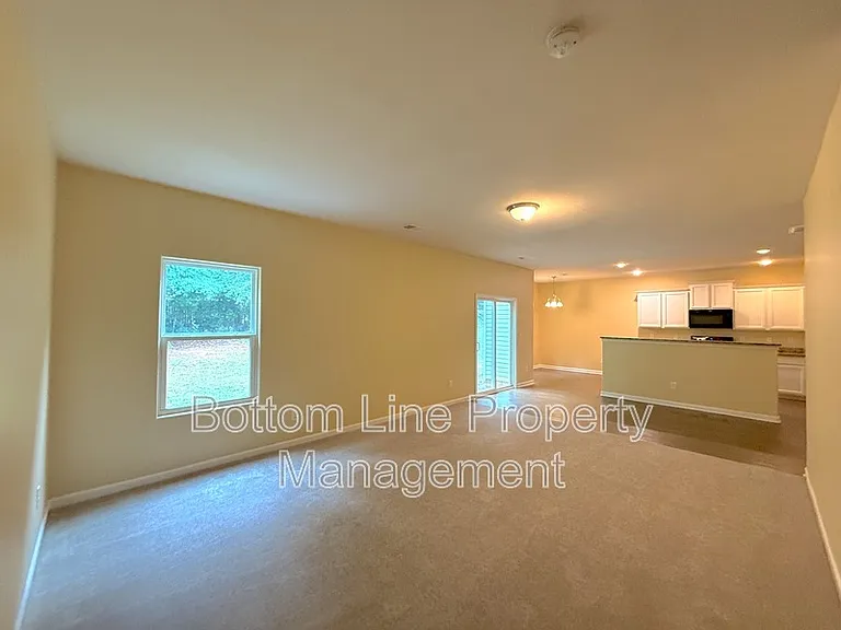 1321 Waylon Ave — Photo 4