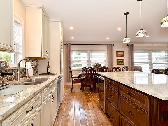 2nd image of 606 W Braeside Dr
