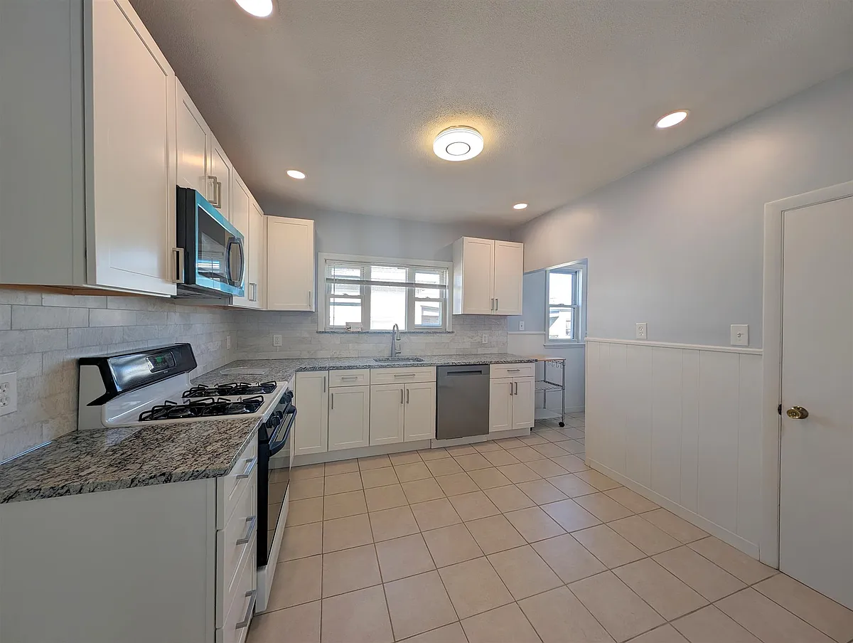 Building Photo - 9 New Hampshire Ave #1