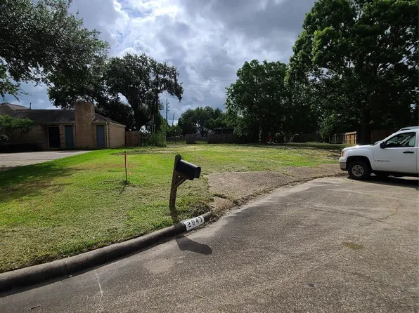 2047 Briarlee Dr, Houston, TX 77077