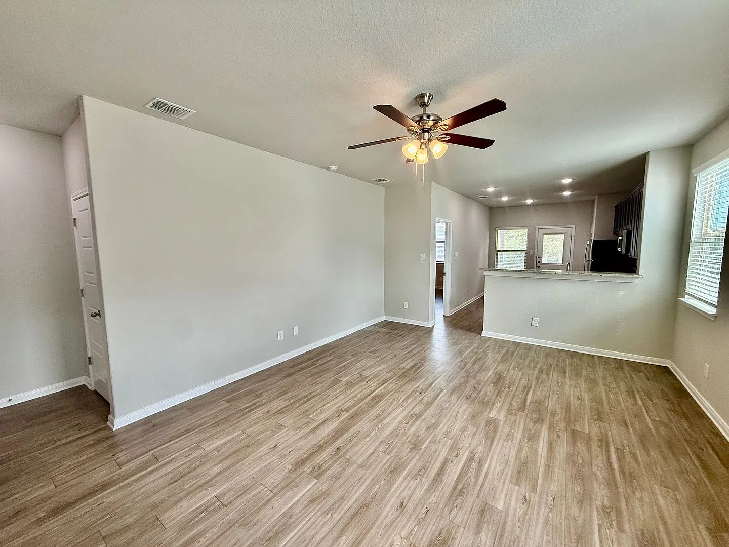 Luxury 3-bedroom, 2-bathroom Duplex in Cibolo, TX! — Photo 4