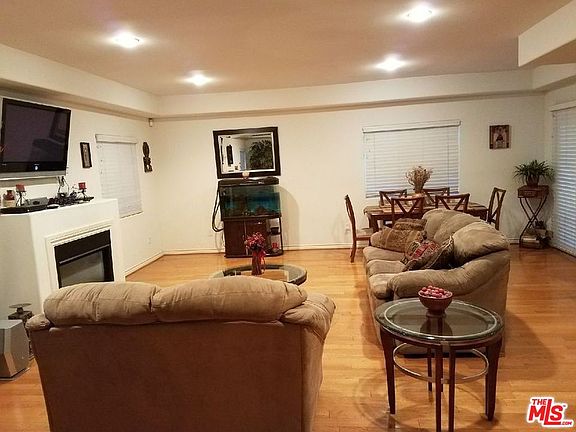 3rd image of 812 W Beach Ave #2