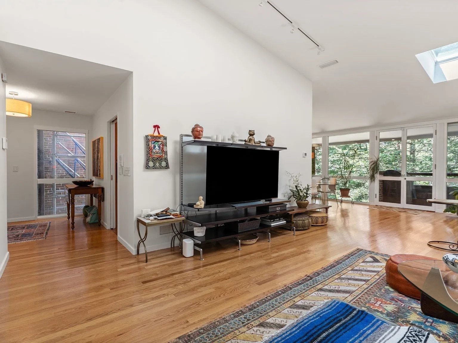 2 bed, 2.0 bath, 1495 sqft, $5,000 — Photo 2