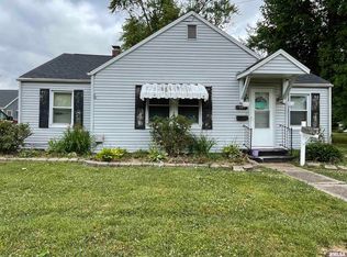1114 W Cedar St, Salem, IL 62881