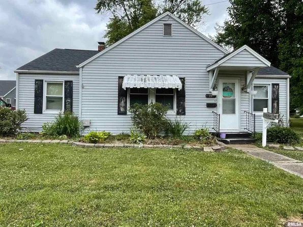 1114 W Cedar St, Salem, IL 62881