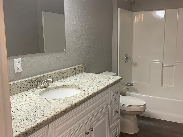1337 W Lasalle St — Photo 12