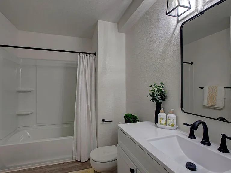 St. George Apartments — Photo 8