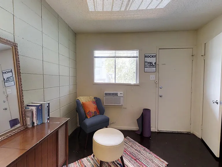 Elmwood Pl. Apts. — Photo 6