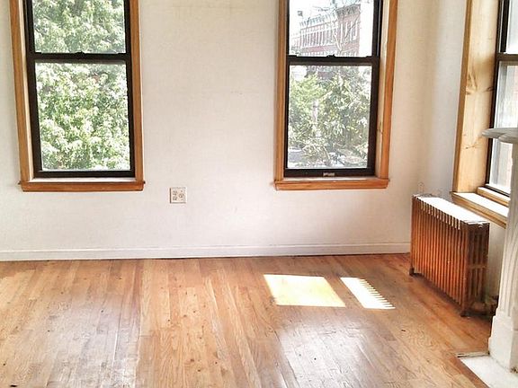 2nd image of 146 Wythe Ave APT 1