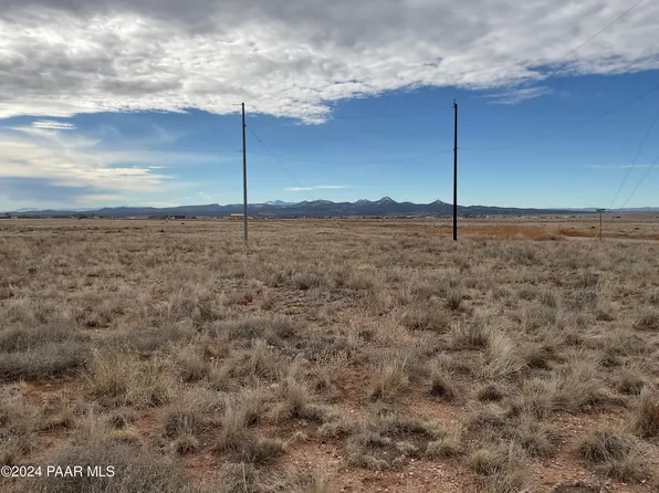 3976 W Sandstone Dr, Paulden, AZ 86334