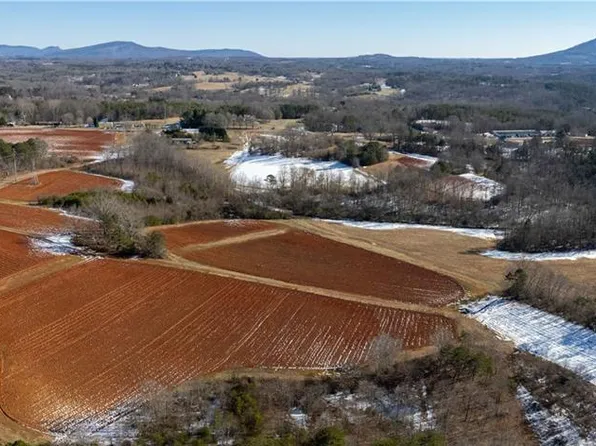 Mockingbird Ln, Pilot Mountain, NC 27041
