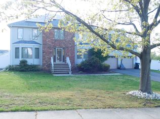 2 Mindy Ln, Monroe Township, NJ 08831