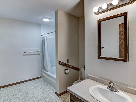 5th image of 105 E Grand Ave #3