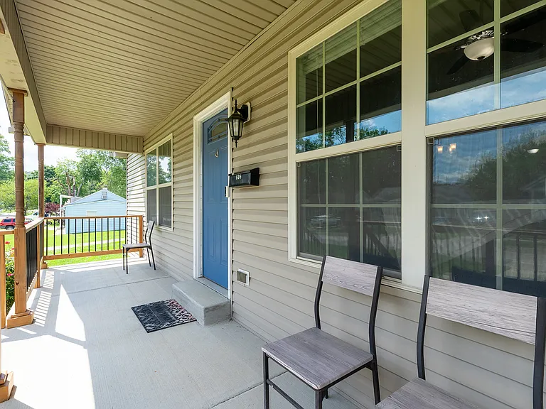 606 Kent St — Photo 2
