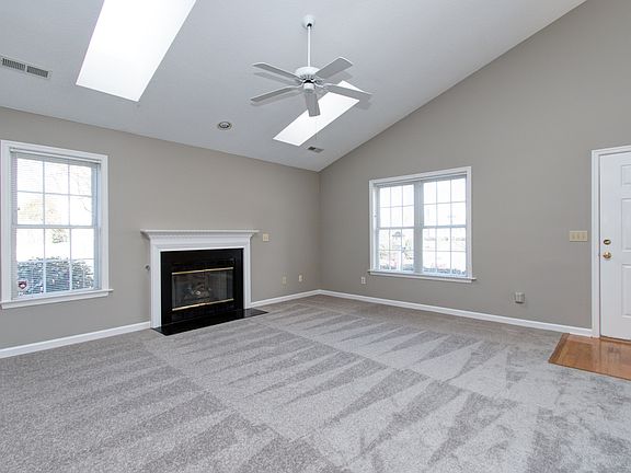3rd image of 7 Greenmont Ct