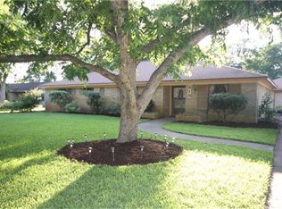 313 Linden Ln, Lake Jackson, TX 77566
