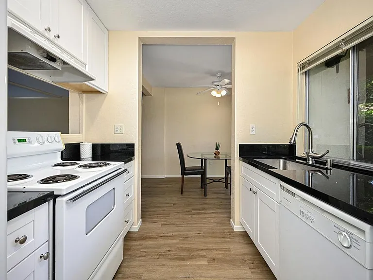 23732 Hillhurst Dr #27 — Photo 2