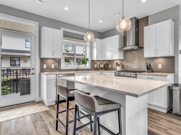 1102 Cameron Ave #9, Kelowna, BC V1Y 0B2
