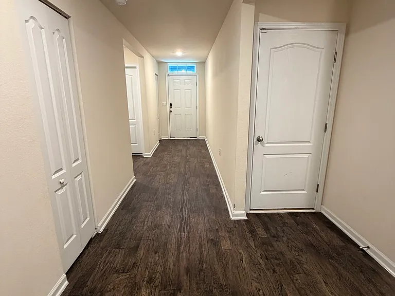 2170 Englewood Ct — Photo 4