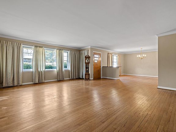 2nd image of 828 Belvoir Ave