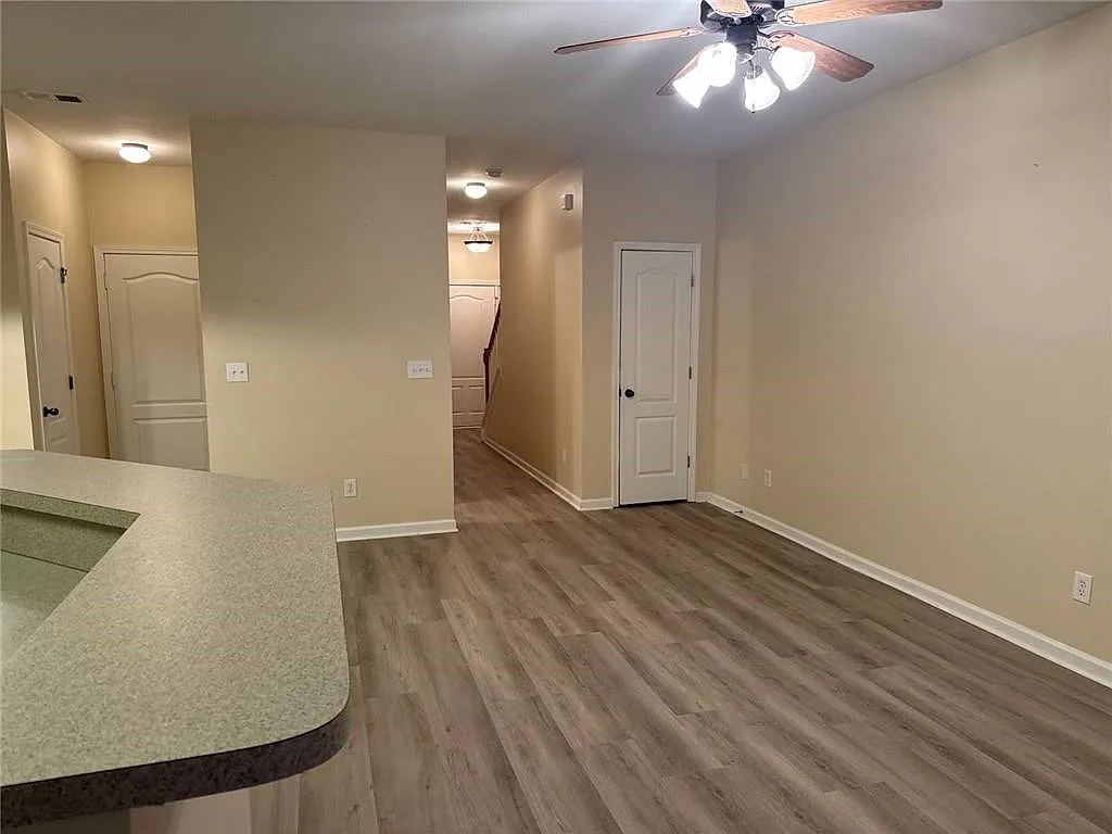 3 bed, 2.0 bath, 1621 sqft, $1,800 — Photo 3