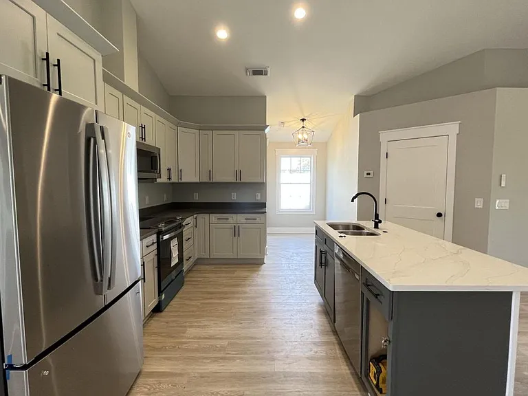 4840 McCall Ln — Photo 9