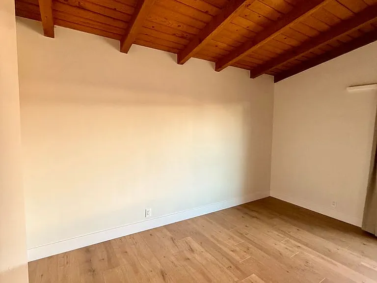 1101 E Grand Ave — Photo 32