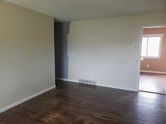 3rd image of 579 Stillwater Dr