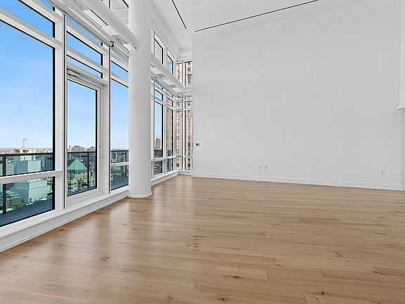 4th image of 306 W 48th St #Penthouse
