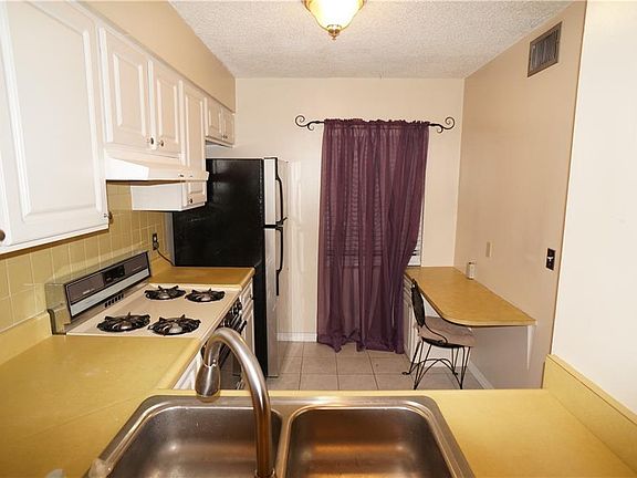 3rd image of 1527 Arrowhead Cir W