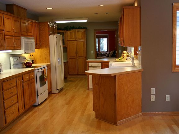 Beatuiful open kitchen with bay informal dining