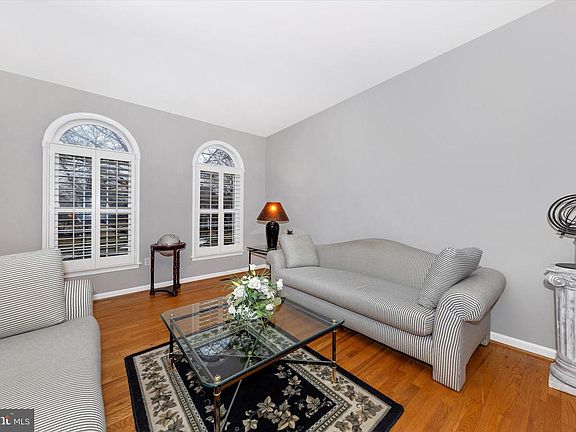 4th image of 204 Old Island Ct