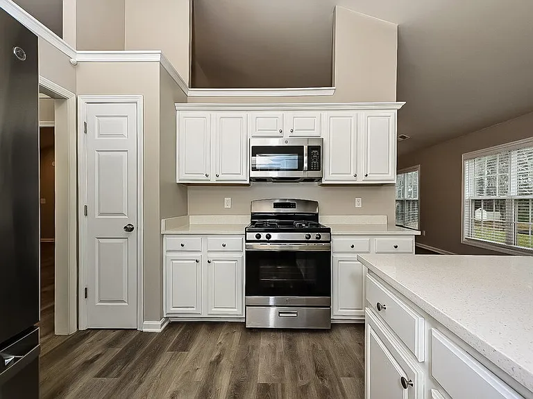 421 Eglington Trl — Photo 6