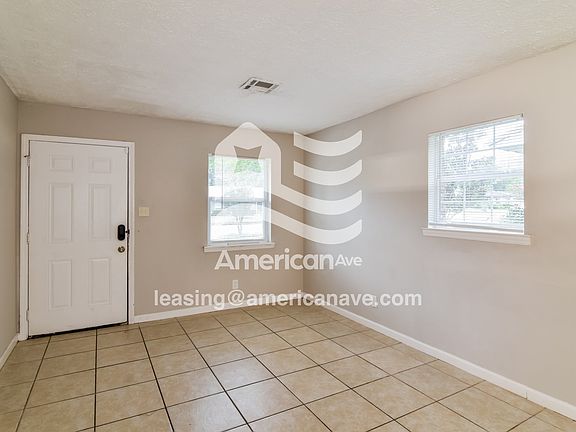 190592_004_living_room_14018331.jpg