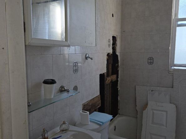 chicago-illinois-2143591382 picture