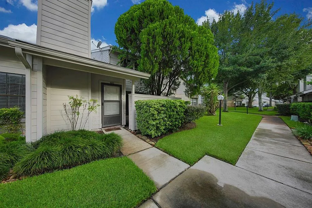 2 bed, 2.0 bath, 1178 sqft, $1,400 — Photo 2