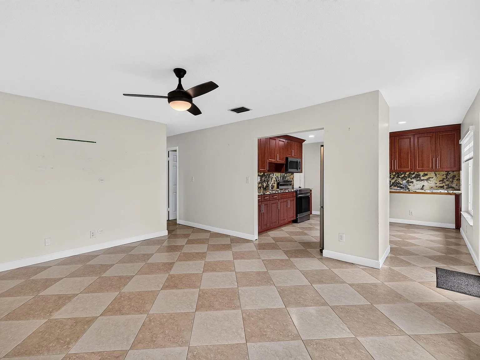 3 bed, 2.0 bath, 1120 sqft, $3,500 — Photo 4