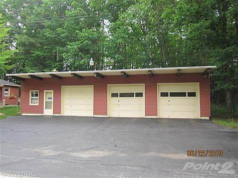 4 Stall garage with extra storage. Heat, Electricity and water.