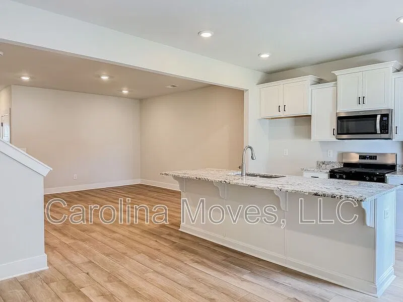 3 bed, 2.5 bath, 1587 sqft, $1,700 — Photo 3