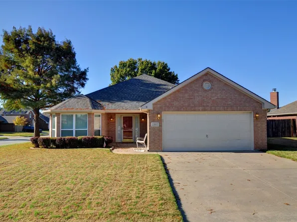 301 Mary Kay Ct, Burleson, TX 76028