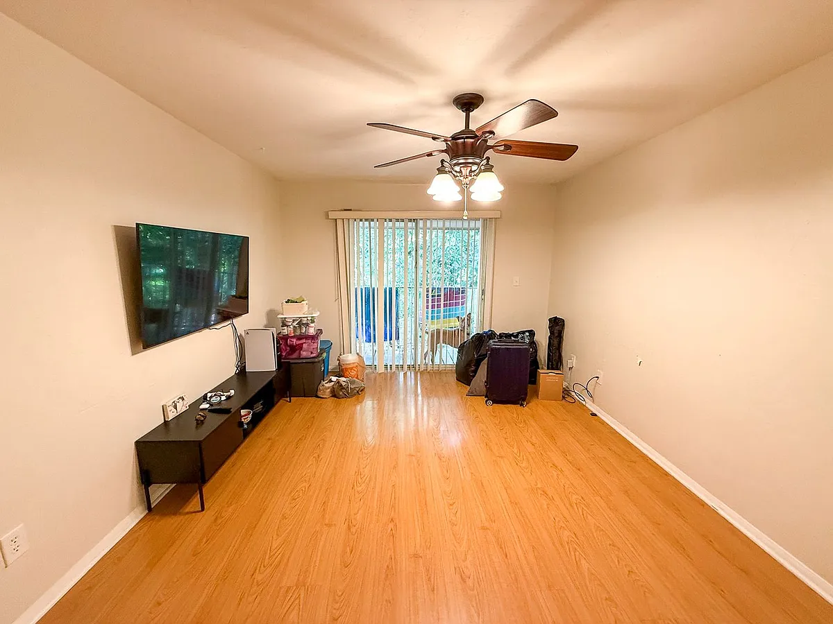 Building Photo - 1015 SW 9th St #D22