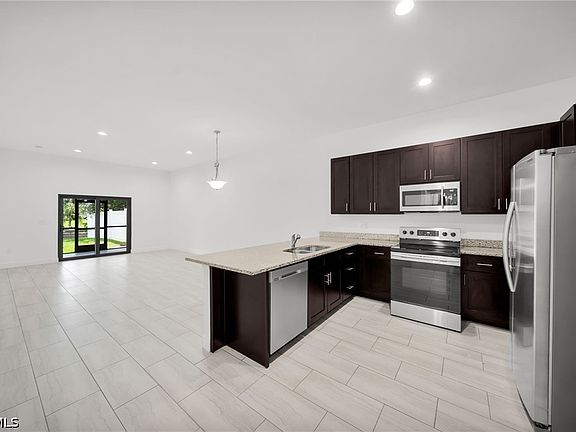 5th image of 318 SW 7th Ter
