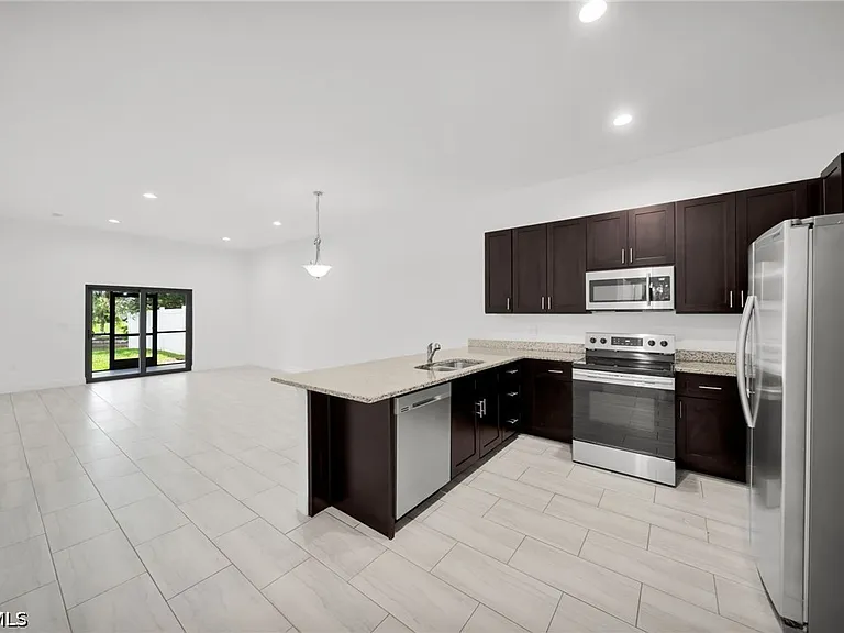 318 SW 7th Ter — Photo 5